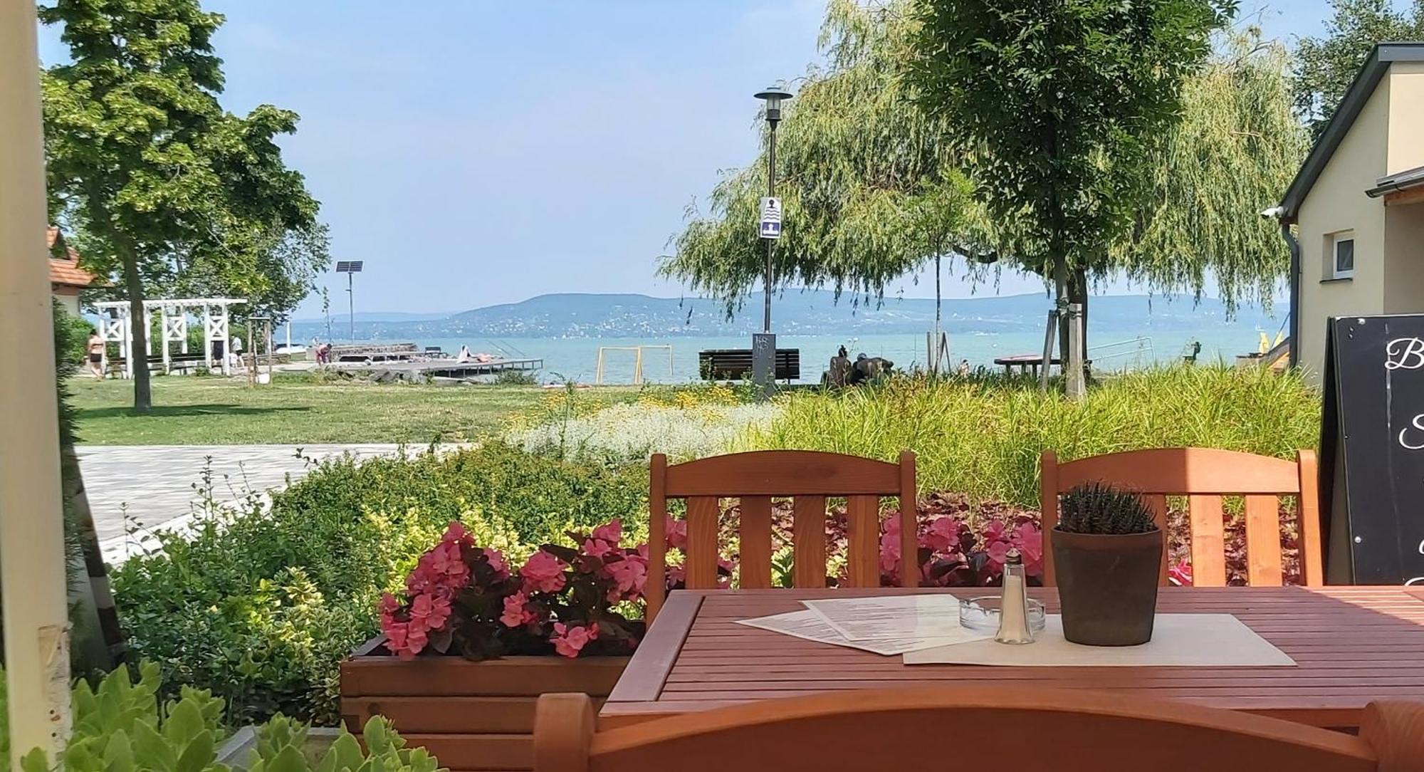 Apartmanhaz Horvath Balatonboglár Buitenkant foto