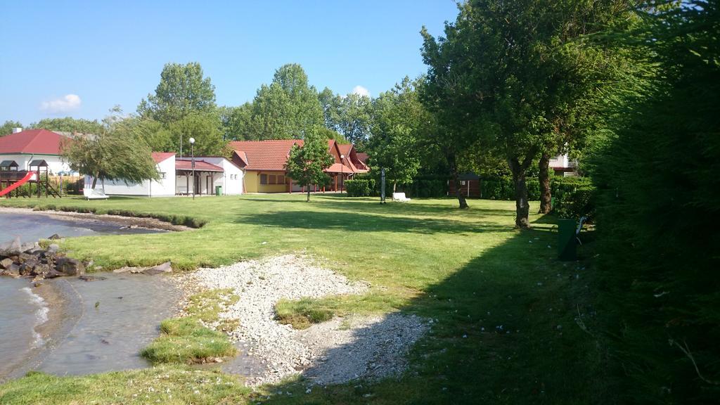 Apartmanhaz Horvath Balatonboglár Buitenkant foto